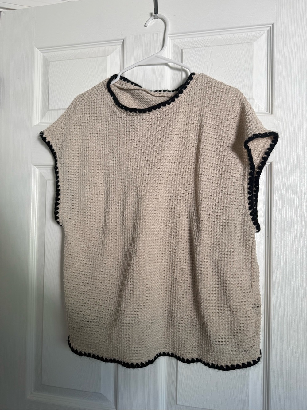SHEIN Cream Waffle Knit Short Sleeve Sweater with Black Trim